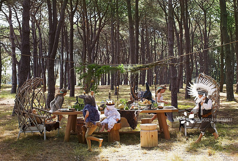 森林里的儿童复活节派对图片素材