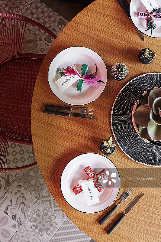 带有十字图案和名片在盘子上的极简主义桌子图片素材