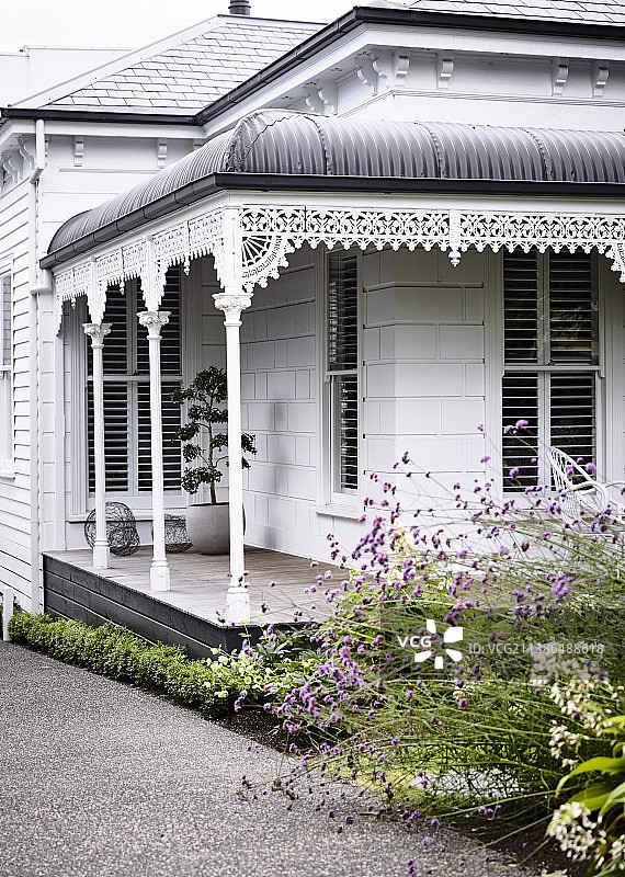 带阳台和典型装饰的维多利亚式房屋图片素材