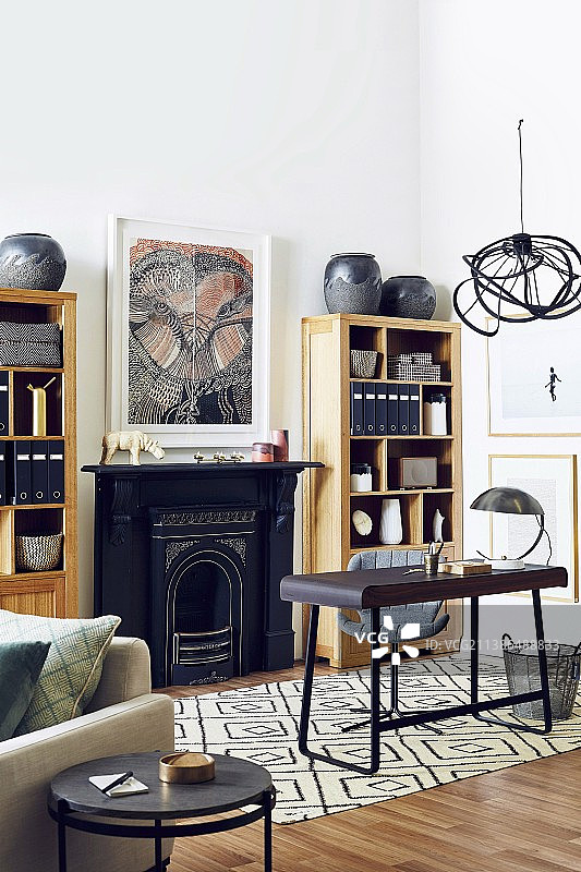 壁炉和简约书桌旁的开放式书架图片素材