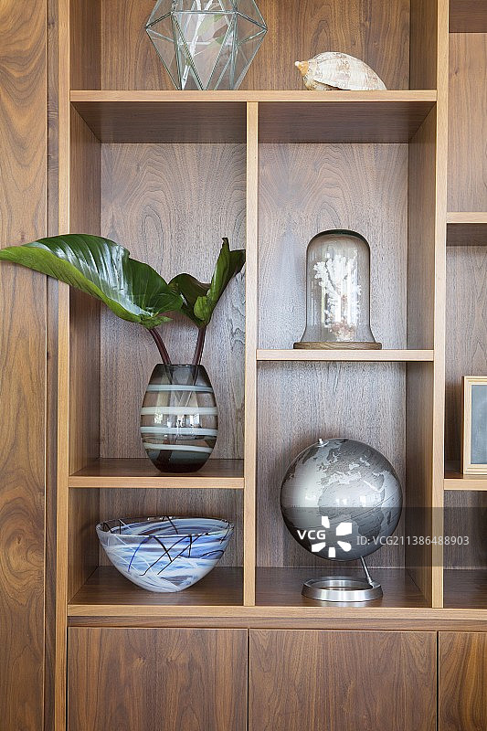 名贵木架上的各种装饰品图片素材