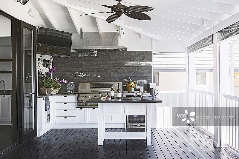 白色乡村住宅带顶棚的厨房露台图片素材