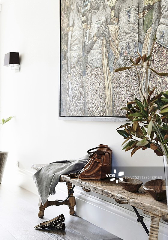 走廊里的乡村木凳图片素材