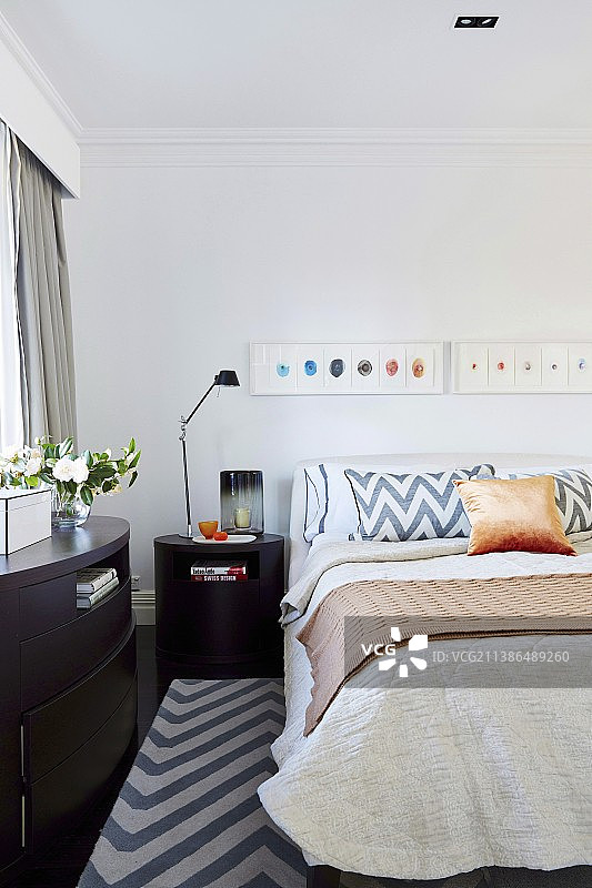 卧室枕头和地毯上的锯齿形图案图片素材