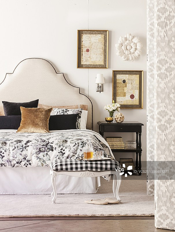 经典卧室里的软包床头板图片素材