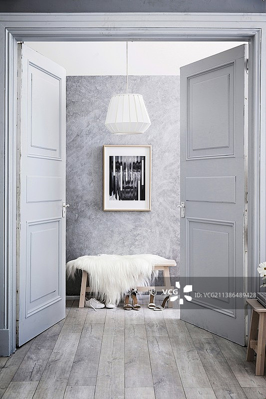 灰色调闺房中的鸥翼门与卡带叶片图片素材