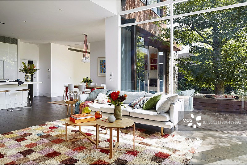 带落地窗的现代开放式客厅图片素材