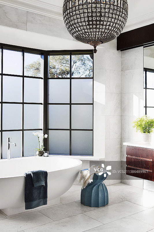 浴缸前飘窗上的迷人球形灯图片素材