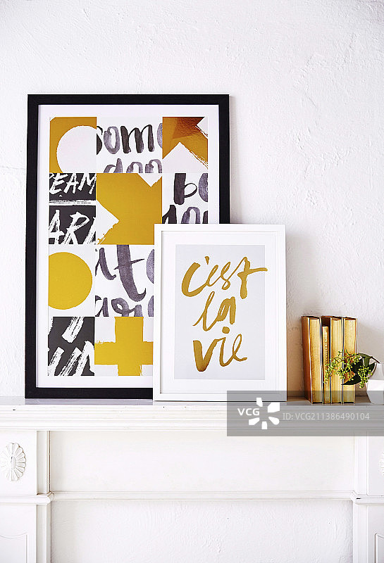 白色壁炉架上的画框版画图片素材