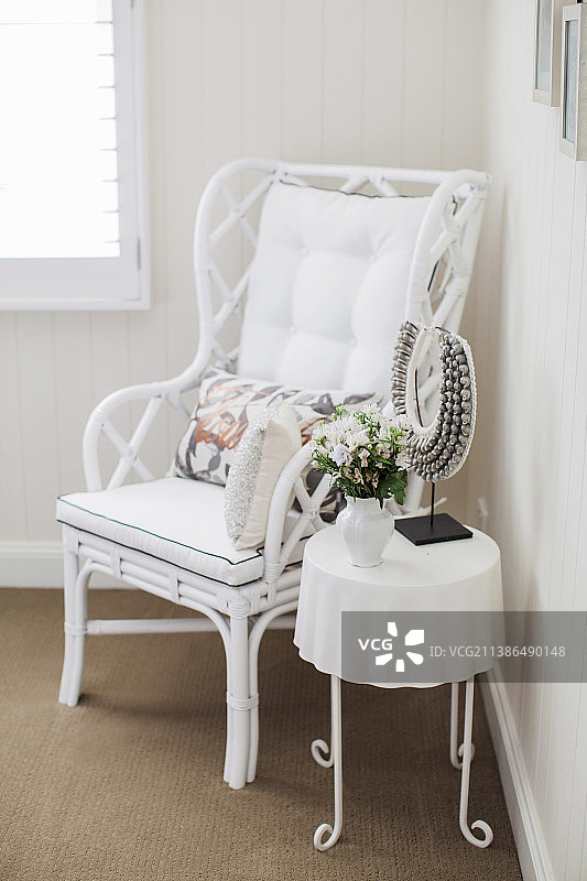 巴厘岛白色藤椅边桌花束项链图片素材