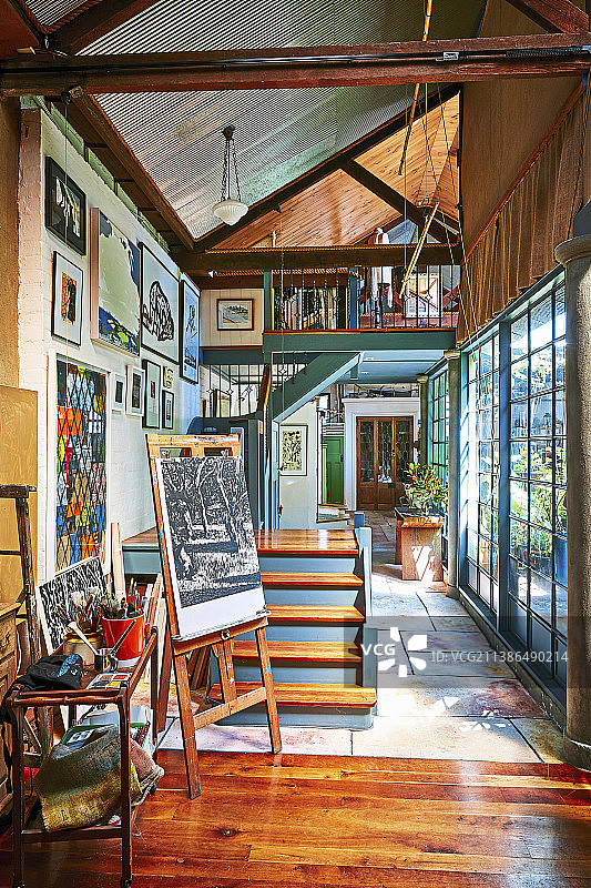 带楼梯和艺术画廊的入口大厅图片素材