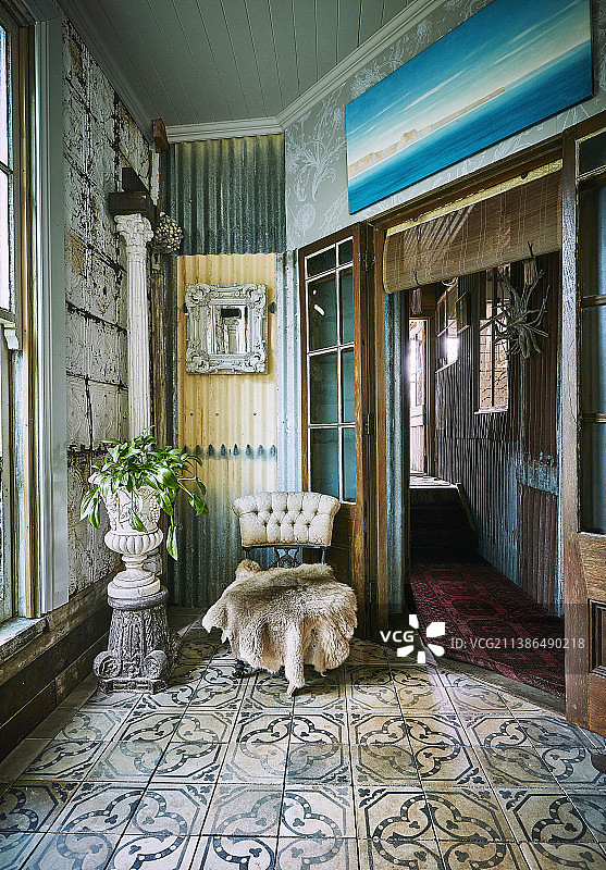 复古氛围中带有室内植物的动物毛皮和双耳瓶椅图片素材