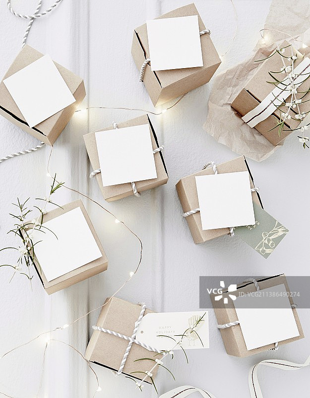 带有白色卡片和丝带的小卡片盒图片素材