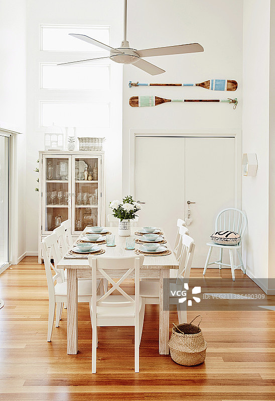 吊扇下的白色木椅餐桌图片素材