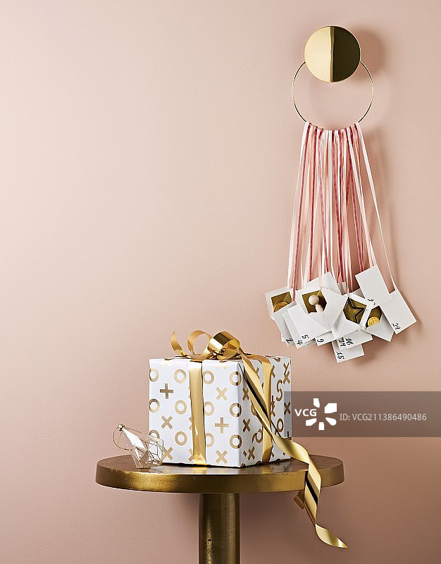 金色礼品信封节日降临日历图片素材