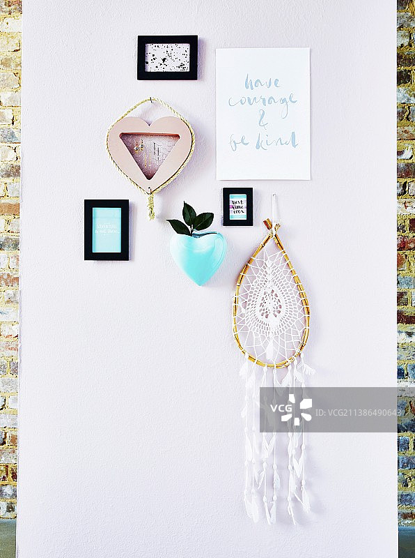 带有图片、捕梦网和自制珠宝架的墙图片素材