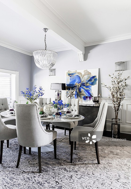 以灰色为主色调，蓝色点缀的迷人餐厅图片素材