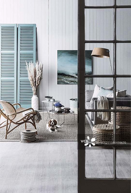 蓝色和米色调海滨别墅客厅图片素材