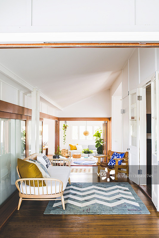 带靠垫的长椅和地毯图片素材