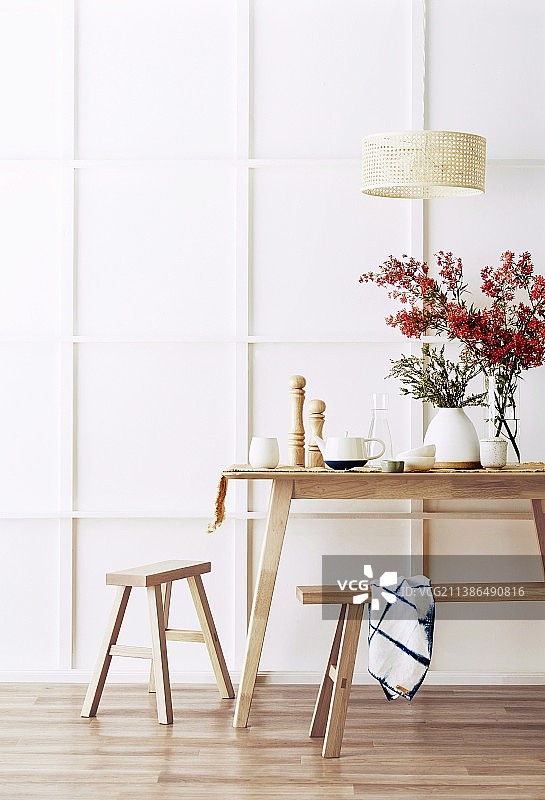 木桌与画架风格的凳子和长椅图片素材