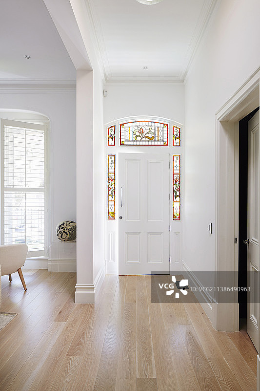 经典老建筑中带有彩色玻璃框的前门图片素材