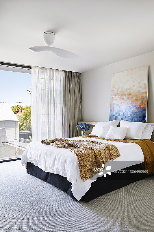 现代卧室床上的像素画图片素材