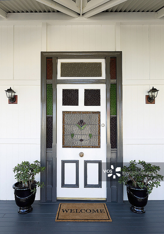 带对称装饰的彩色玻璃古典前门图片素材