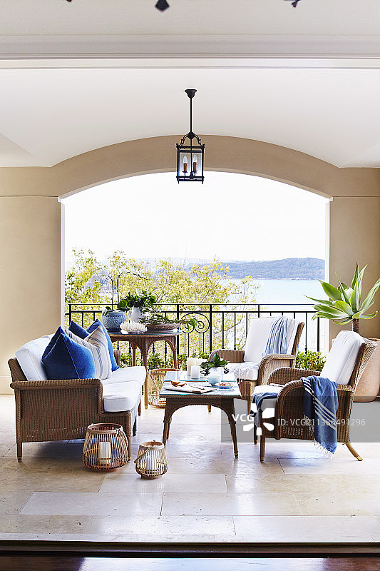 带海景的典雅藤制家具阳台图片素材