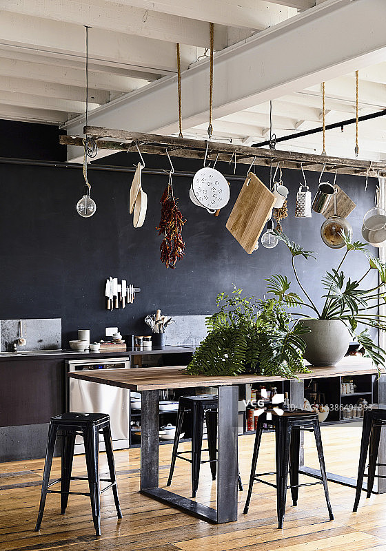 带黑色墙壁的厨房悬挂梯子图片素材