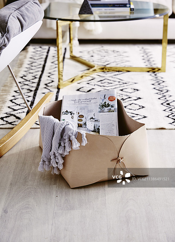 DIY皮革杂志篮和格子布图片素材