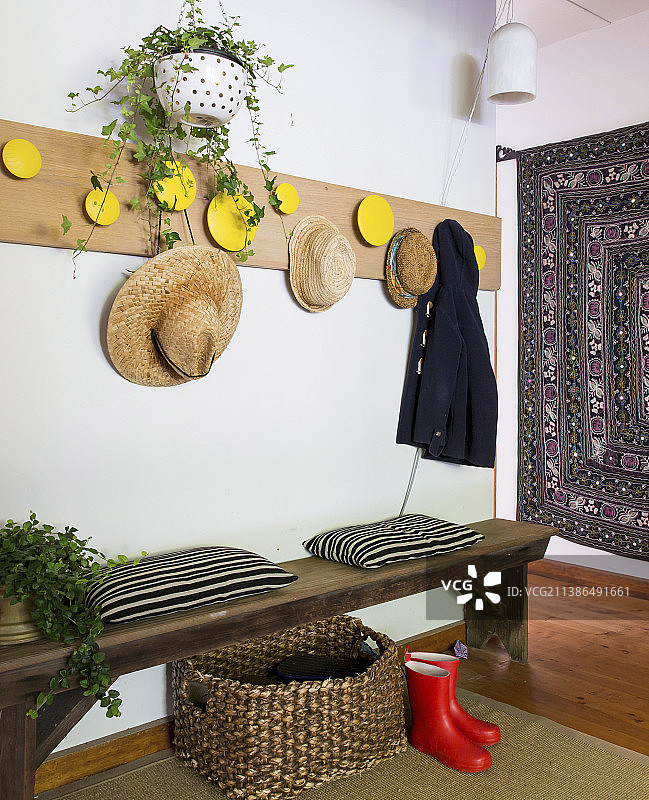 乡村木制长椅、篮子和橡胶靴，带帽子的木制衣柜图片素材