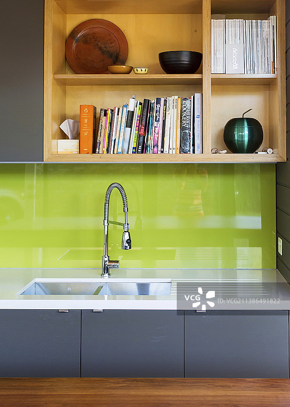 灰色底柜，绿色防溅板和开放式搁架的厨房图片素材