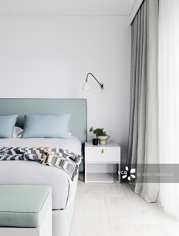 卧室定制薄荷绿床头双人床、床头柜和壁灯图片素材