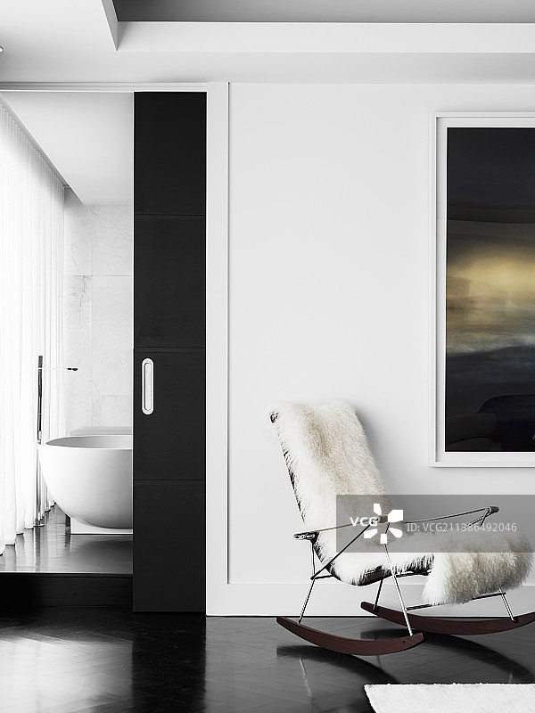 浴室推拉门前的毛皮摇椅图片素材