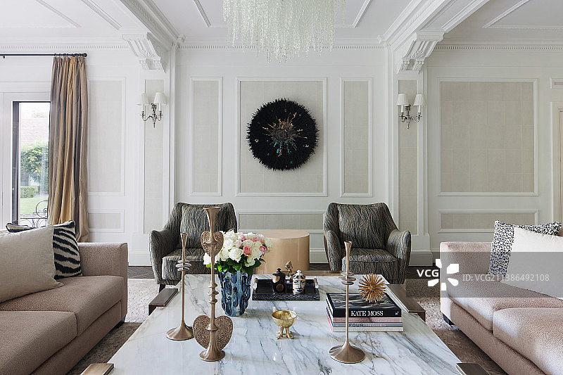 香槟色调的迷人客厅图片素材