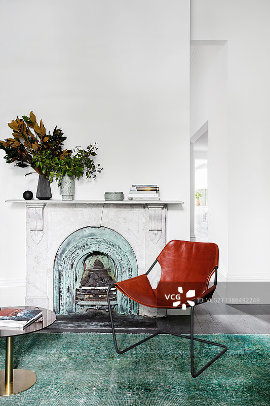客厅壁炉前的真皮椅子图片素材