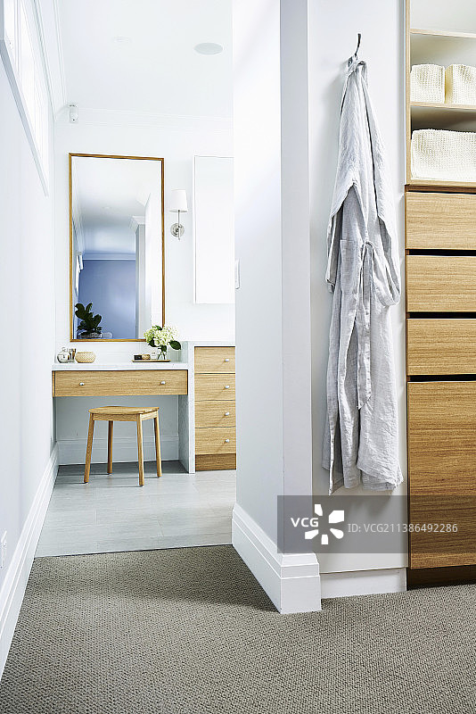 步入式衣帽间，浴室内的梳妆台图片素材