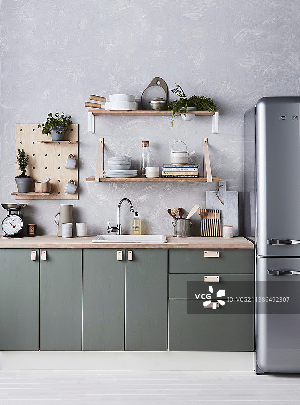 带有绿色前板的厨房底柜，上方有开放式搁板图片素材