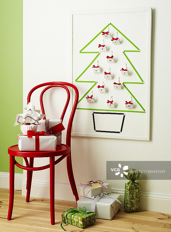 圣诞树日历前带礼物的椅子图片素材