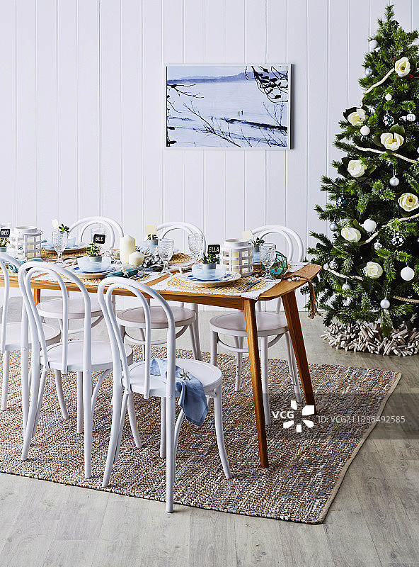 装饰好的圣诞树前的节日餐桌图片素材