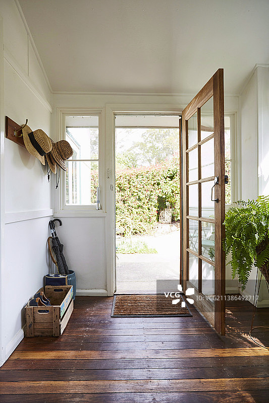 带帽子的衣柜架和带乡村地板的门厅图片素材