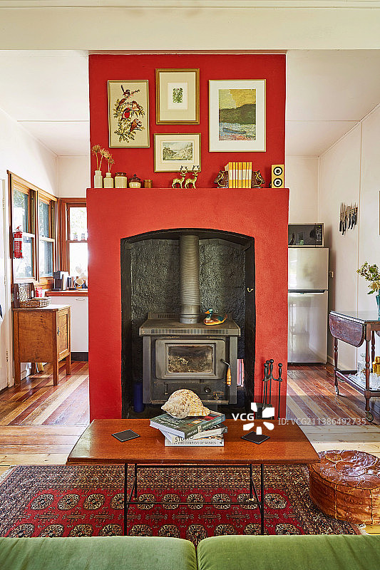 客厅里的燃木火炉图片素材