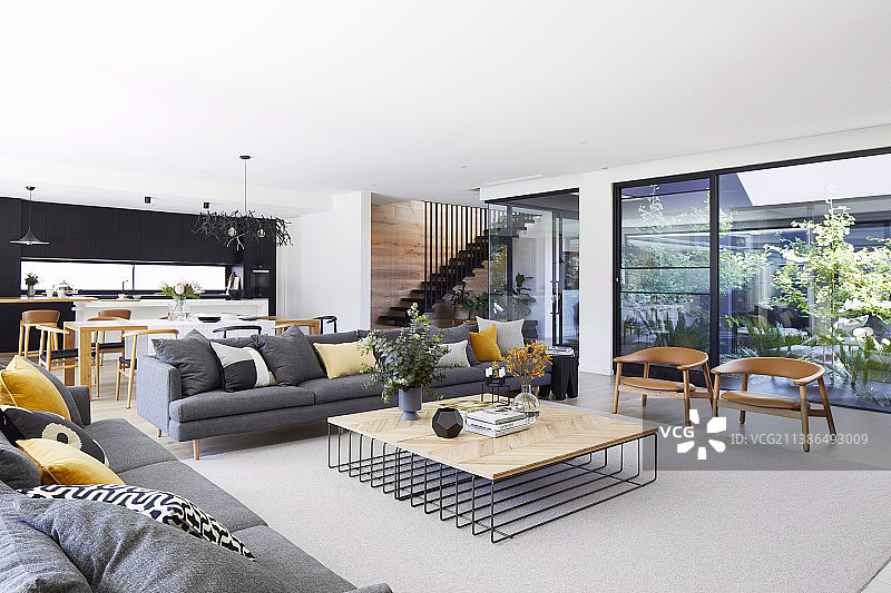 现代开放式客厅，窗户朝向庭院图片素材