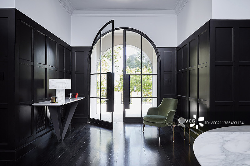 带玻璃门、卡带封面和深色木地板的优雅门厅图片素材