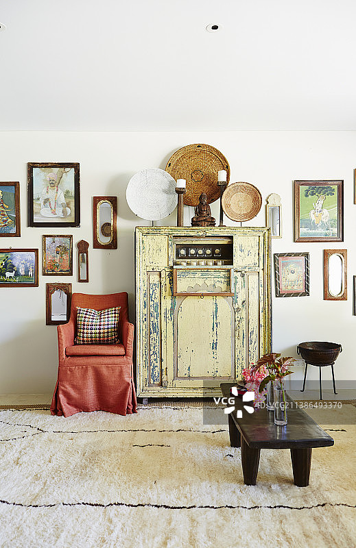 日式客厅：灯笼柜、红色罩椅和木凳、墙上挂画图片素材