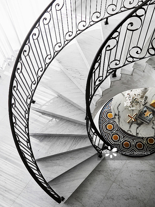 优雅的螺旋大理石楼梯与大理石桌图片素材