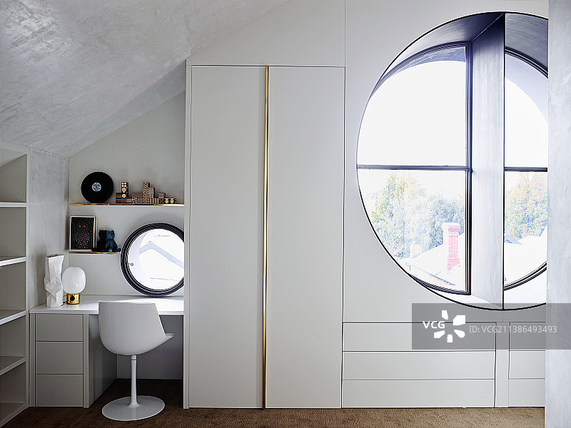 雅致的内嵌式衣柜旁的桌椅图片素材