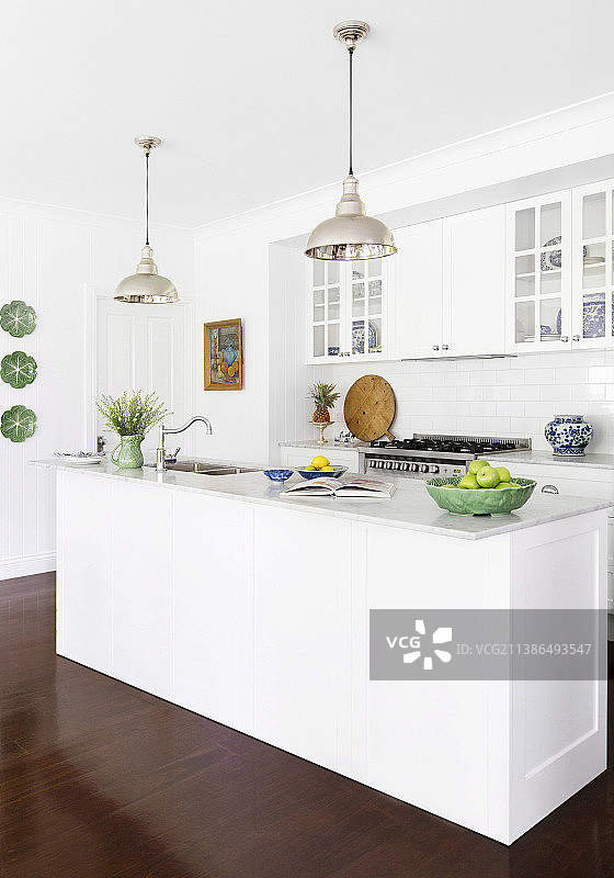 开放式厨房中的白色厨房岛台图片素材