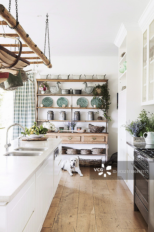 白色乡村厨房的木质地板和乡村风置物架图片素材