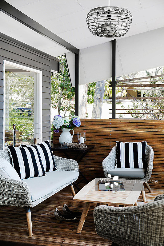 有盖露台上的藤编家具和咖啡桌图片素材